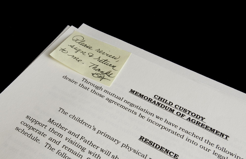 Child custody agreement with sticky note